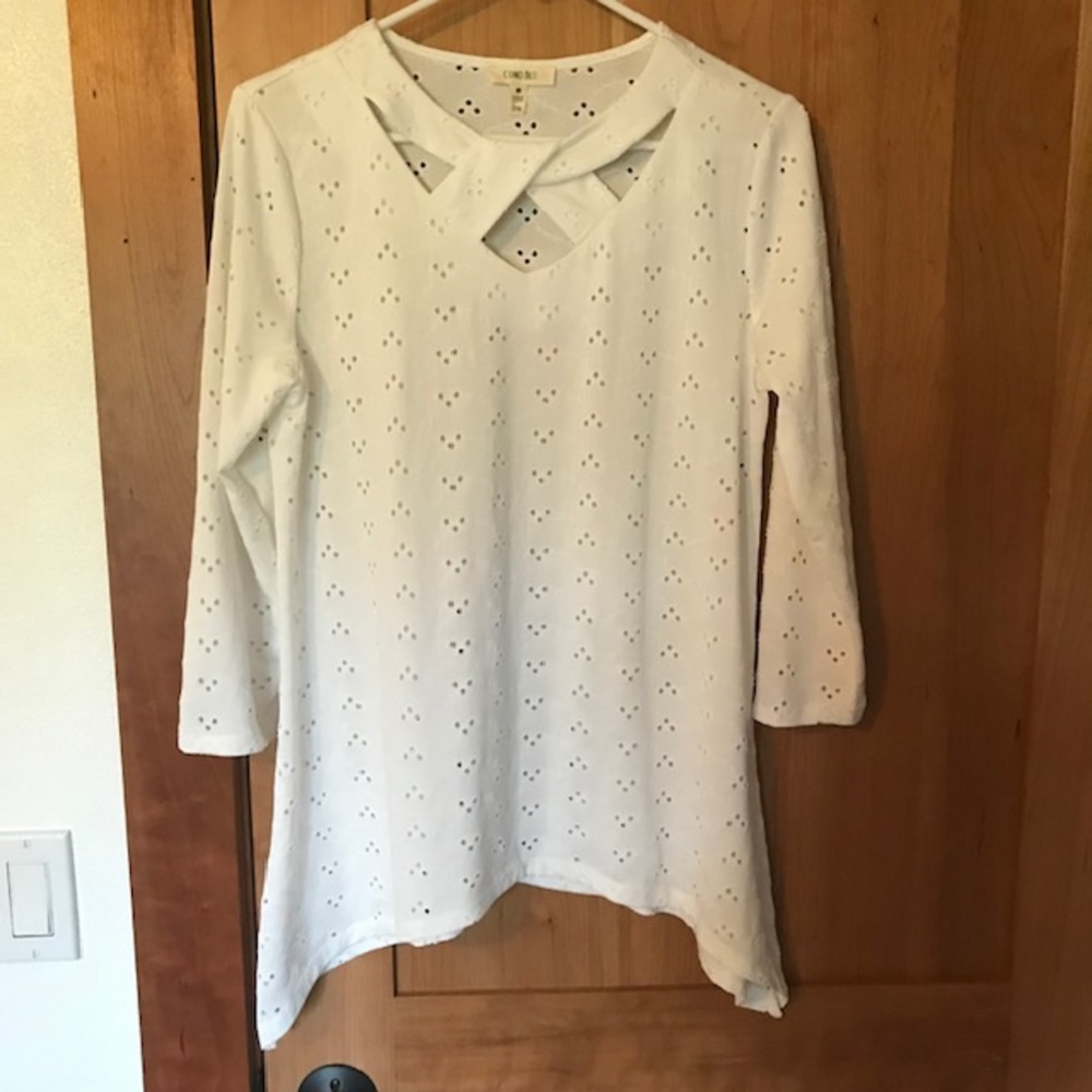 White dicut criss cross top 3/4 sleeve shark bite bottom medium NWOT